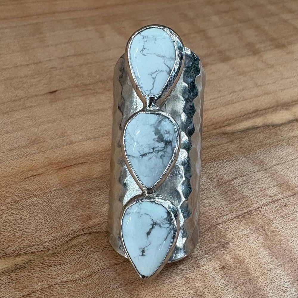 Hammered Silver Tone Teardrop White Stone Ring size 6.5